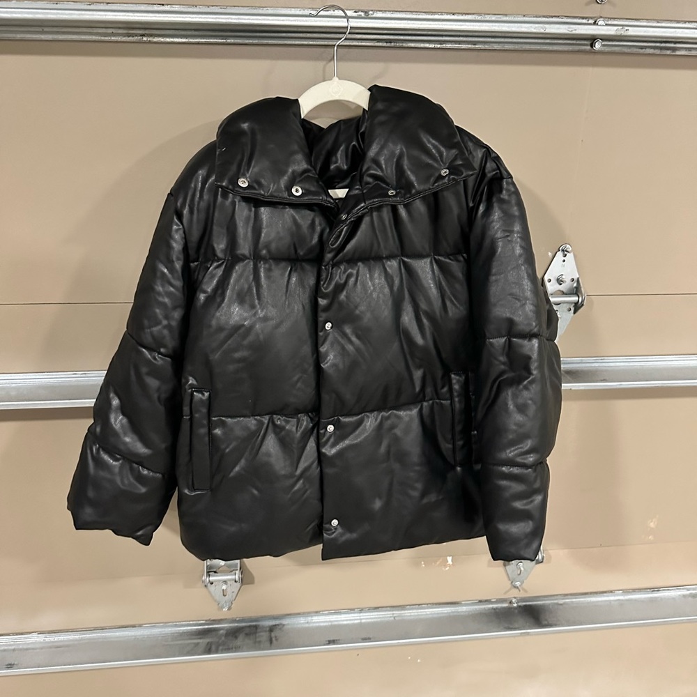 Stunning and simple Black Puffy Jacket L